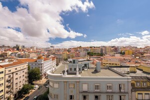 Paesaggio urbano con un edificio caratteristico dotato di una facciata curva e una cupola.