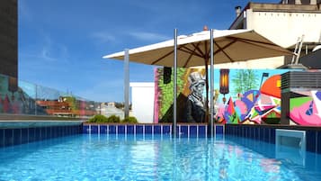Piscine extérieure, chaises longues