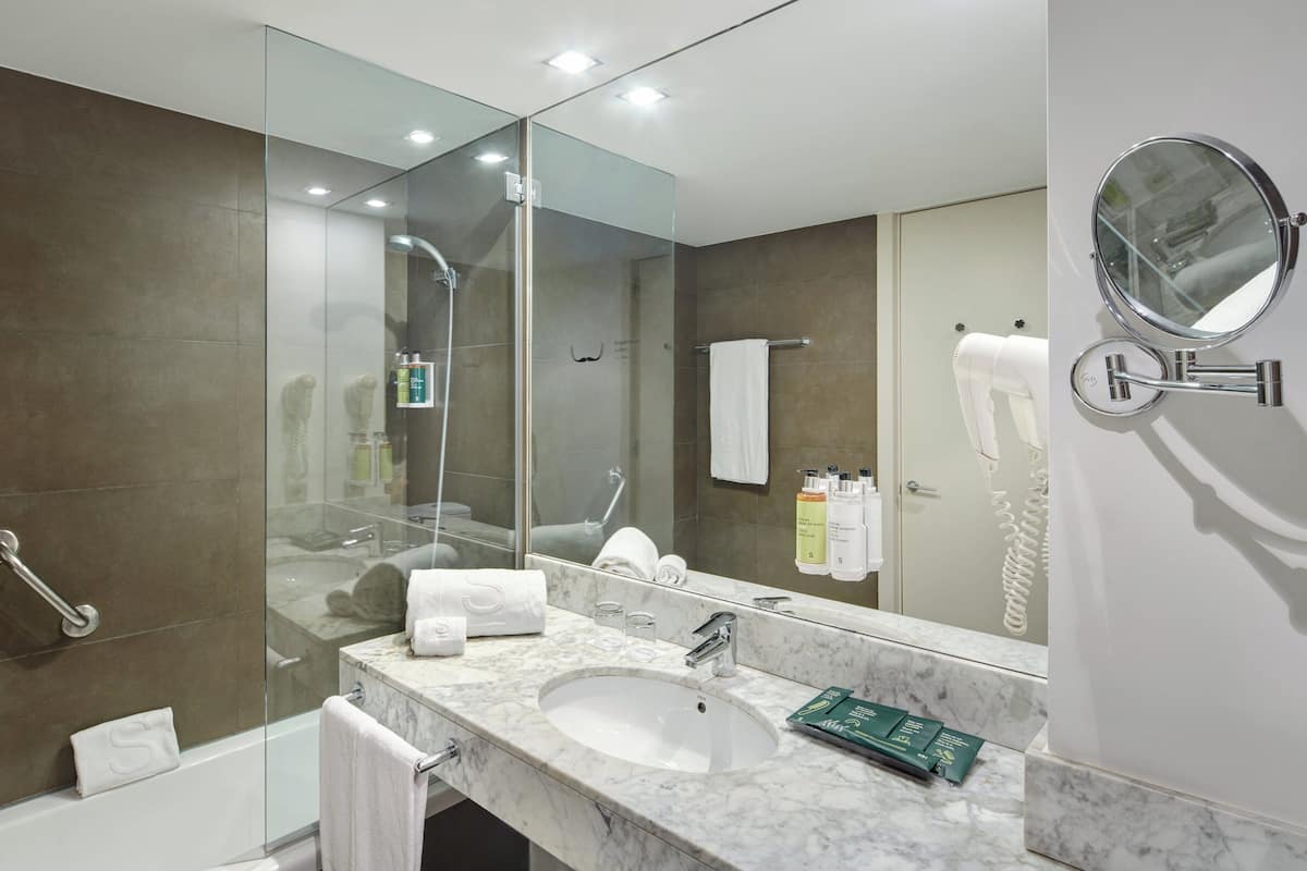 Phòng 2 giường đơn phong cách cổ điển (with Extra Bed) | Phòng tắm | Đồ dùng nhà tắm được thiết kế riêng, máy sấy tóc, chậu vệ sinh/vòi rửa