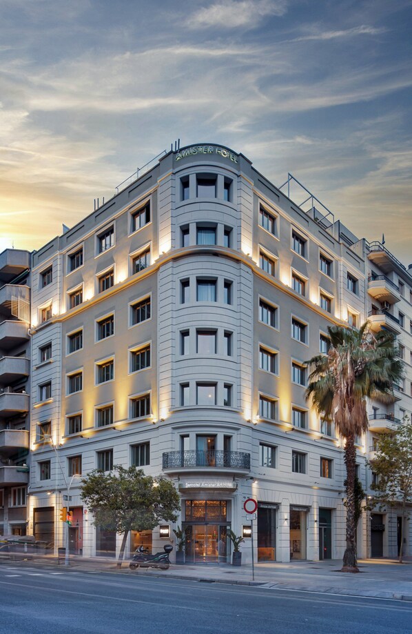 A multi-story hotel with a curved facade, balconies, and a ground-level entrance. - Sercotel Amister Art Hotel (Barcelona)