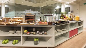 Un área de bufé con diferentes alimentos y utensilios.