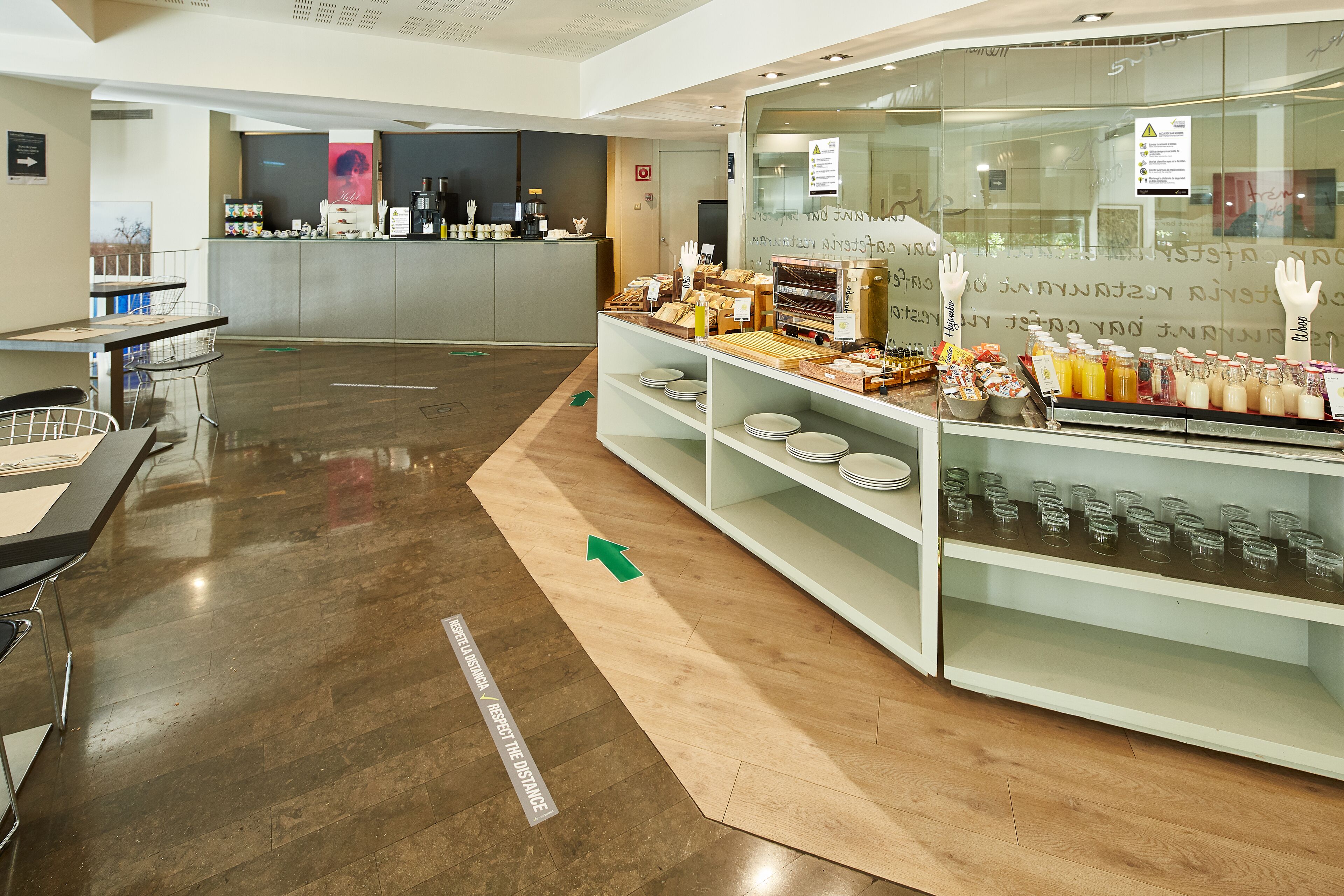Eine Hotelhalle mit einer Rezeption, einem Buffetbereich mit Speisen und Getränken sowie einem deutlichen Bodenweiser.