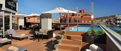 Alberca al aire libre por temporada y camastros