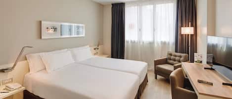 Classic Twin Room | Minibar, in-room safe, desk, blackout drapes