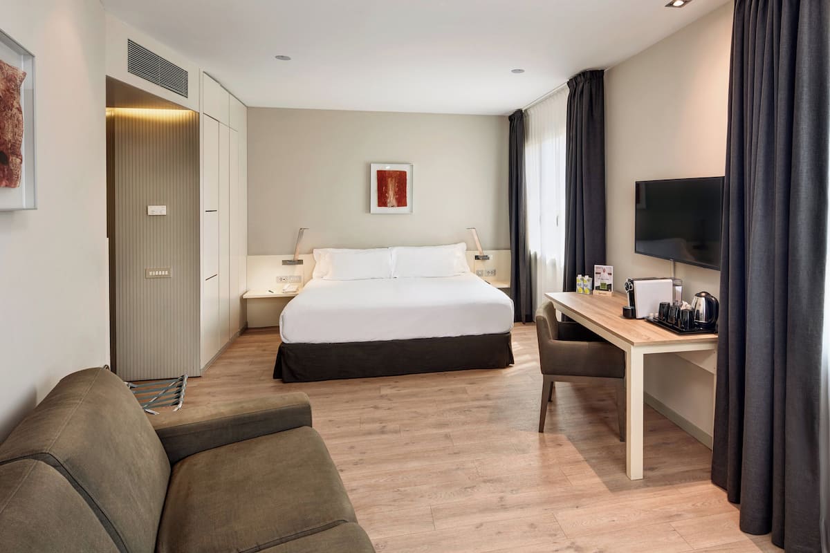 高級客房 | 迷你吧、客房內保險箱、書桌、遮光布/窗簾