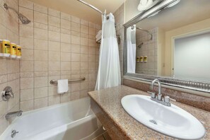 Articles de toilette gratuits, sèche-cheveux, serviettes fournies