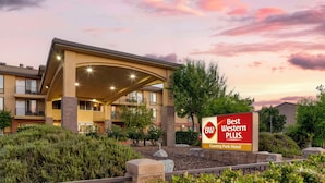 A Best Western Plus Courty Park Hotel with a covered entrance, multiple floors, and a landscaped garden. - Best Western Plus Country Park Hotel (Tehachapi)
