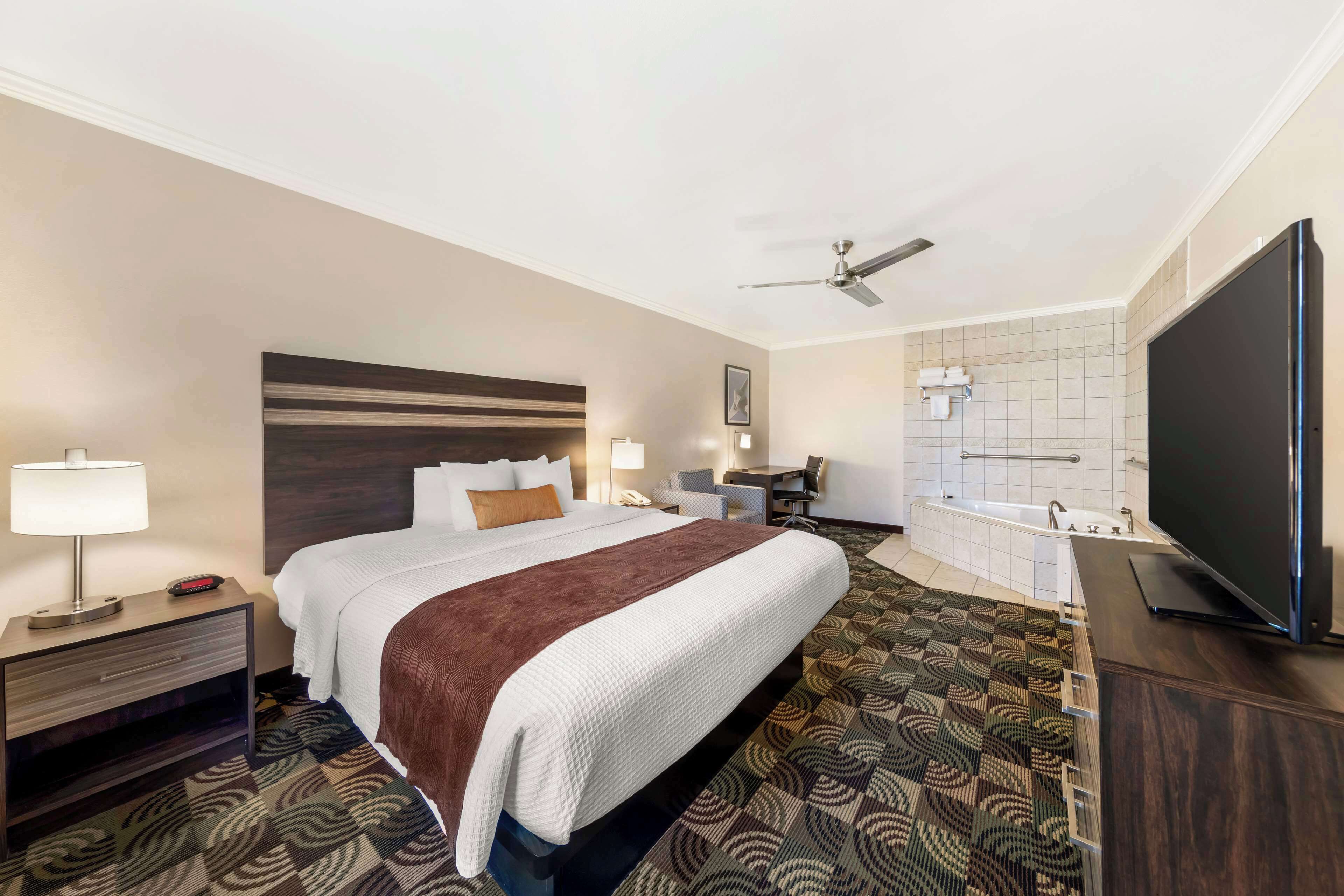 suite, 1 king bed, non smoking, jetted tub | minibar, in-room safe, iron/ironing board, free cots/infant beds