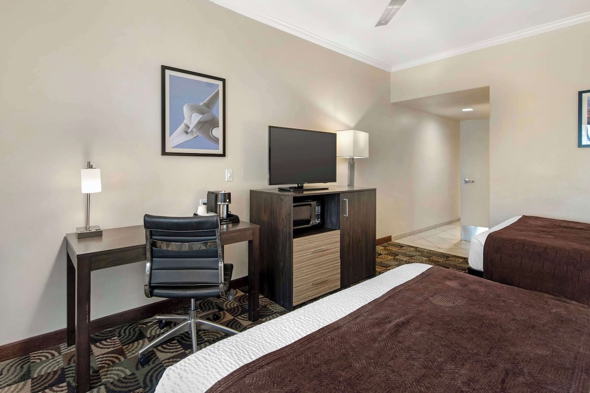 Minibar, in-room safe, iron/ironing board, free cribs/infant beds