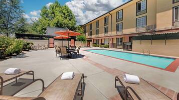 Alberca al aire libre y camastros