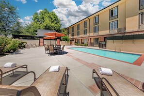 Outdoor pool, sun loungers - Best Western Plus Country Park Hotel (Tehachapi)