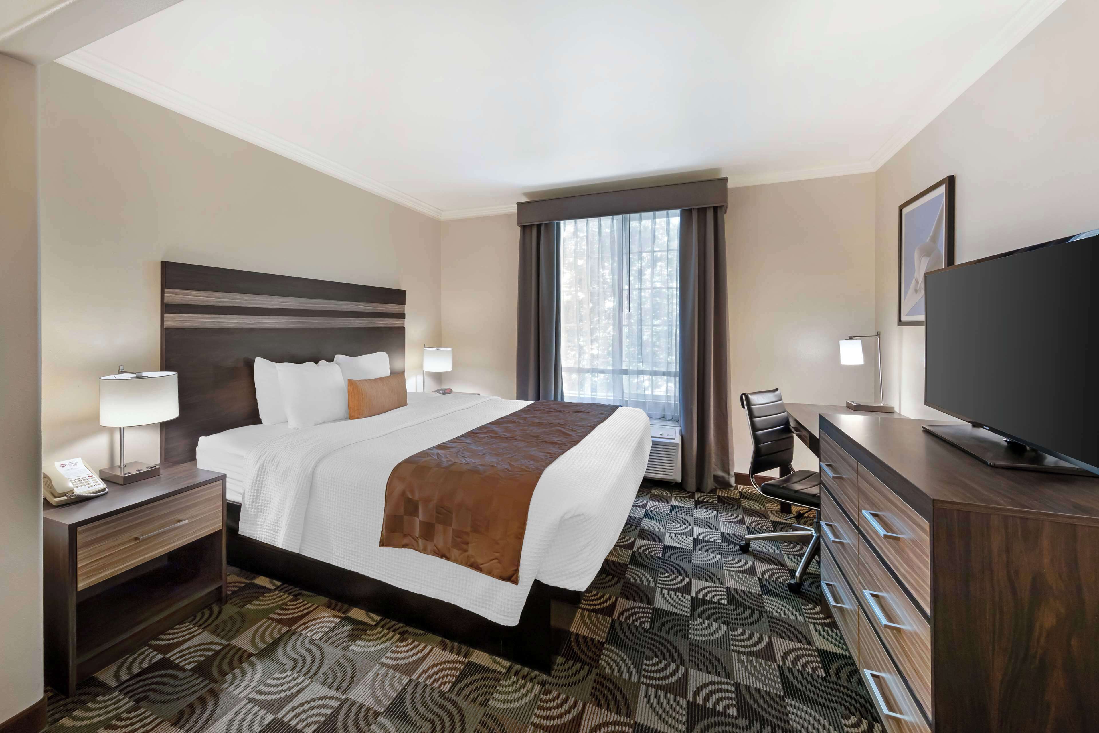 minibar, in-room safe, iron/ironing board, free cots/infant beds