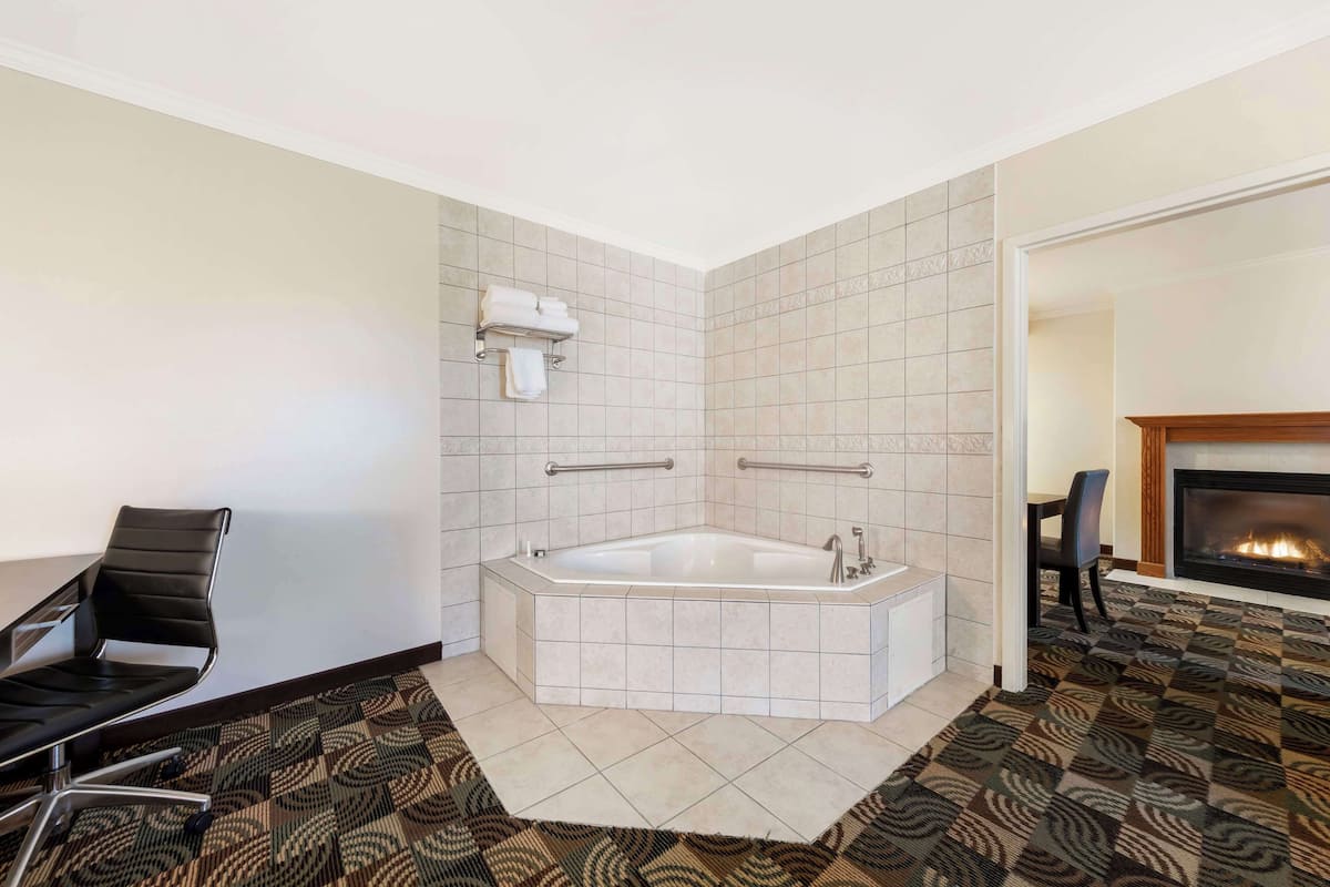 suite, 1 king bed, non smoking, jetted tub | room amenity