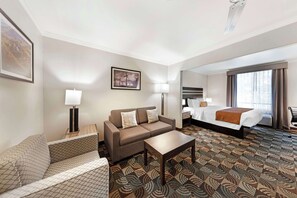 Suite, 1 kingsize bed met slaapbank, niet-roken, keuken (with Sofabed) | Een minibar, een kluis op de kamer, een strijkplank/strijkijzer