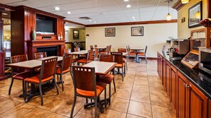 Free daily buffet breakfast - Best Western Plus Strawberry Inn & Suites (Knoxville)
