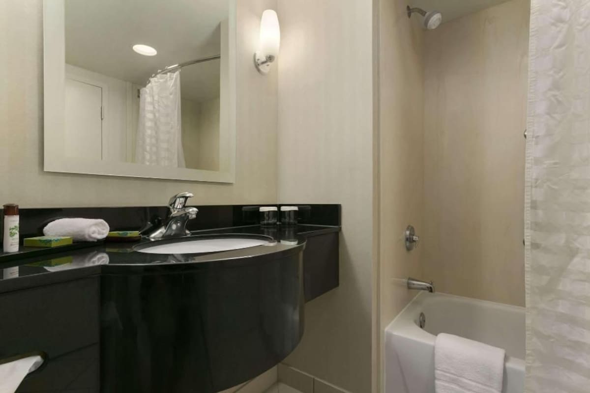 Kamar mandi | Kombinasi shower/bathtub dan perlengkapan mandi gratis