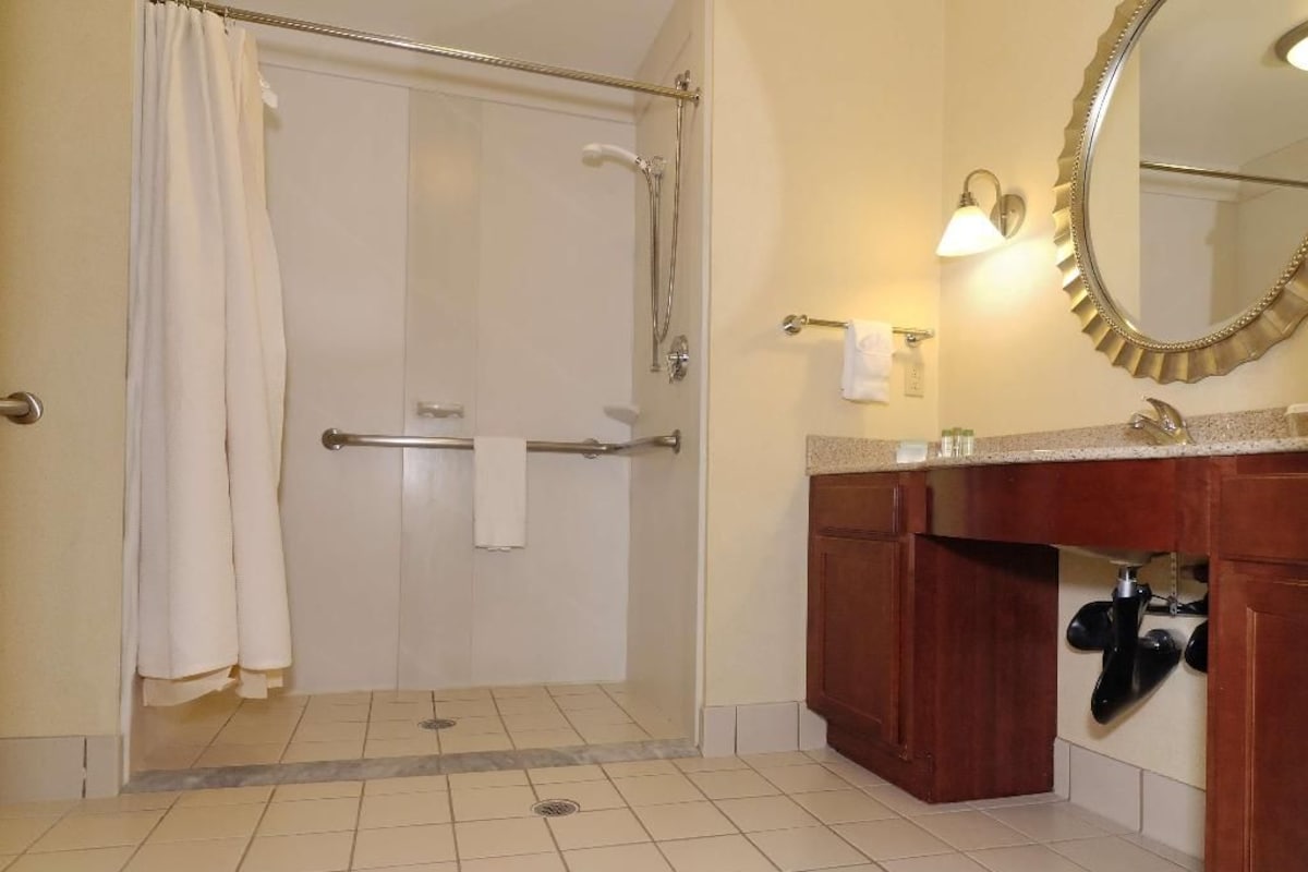 Kamar mandi | Kombinasi shower/bathtub dan perlengkapan mandi gratis
