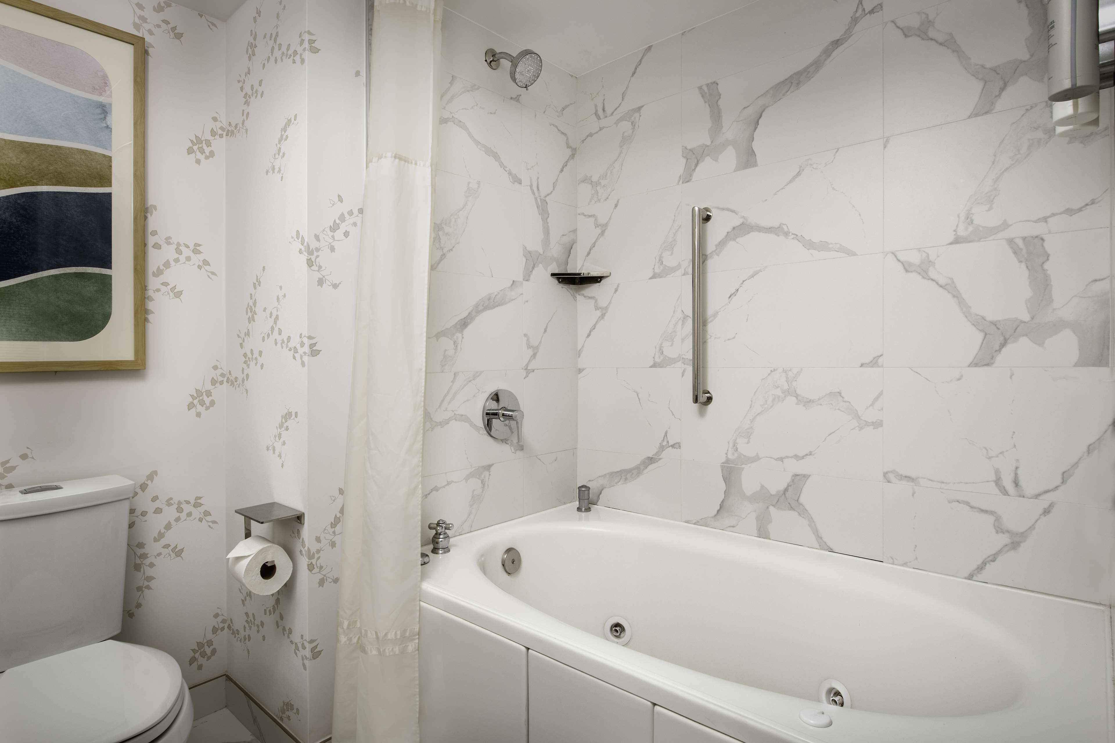 presidential room, multiple beds, non smoking | bathroom | combined shower/bathtub, free toiletries, hair dryer, towels