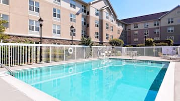 Kauden mukainen ulkouima-allas