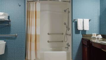 Un baño con ducha, inodoro y lavabo.