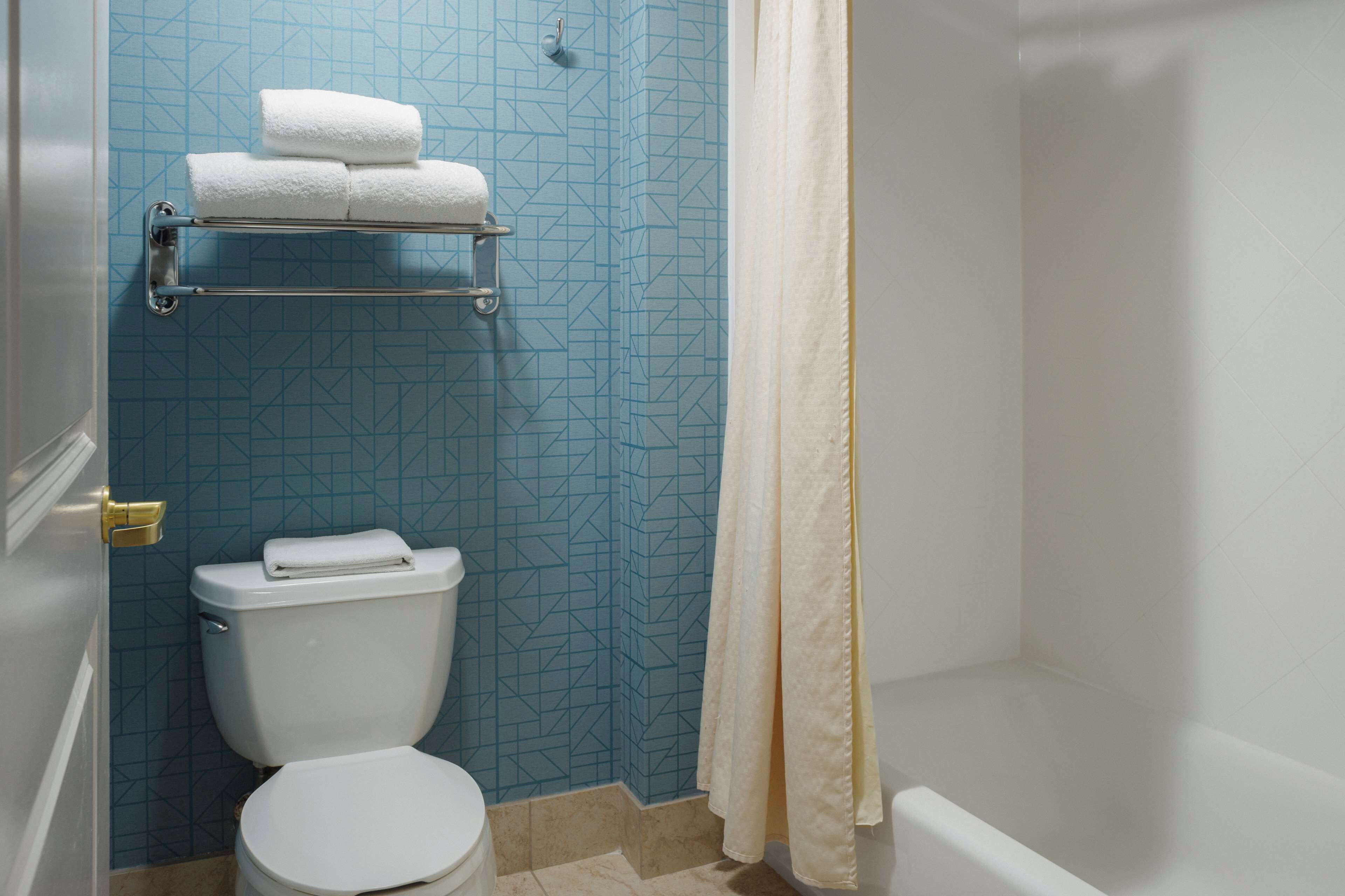 suite, 2 bedrooms | bathroom | free toiletries, hair dryer, towels, soap