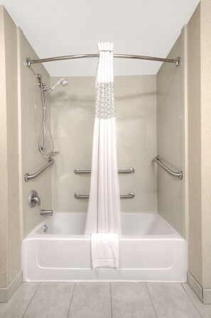 Shower, hydromassage showerhead, free toiletries, hair dryer - Hampton Inn Van Buren (Van Buren)