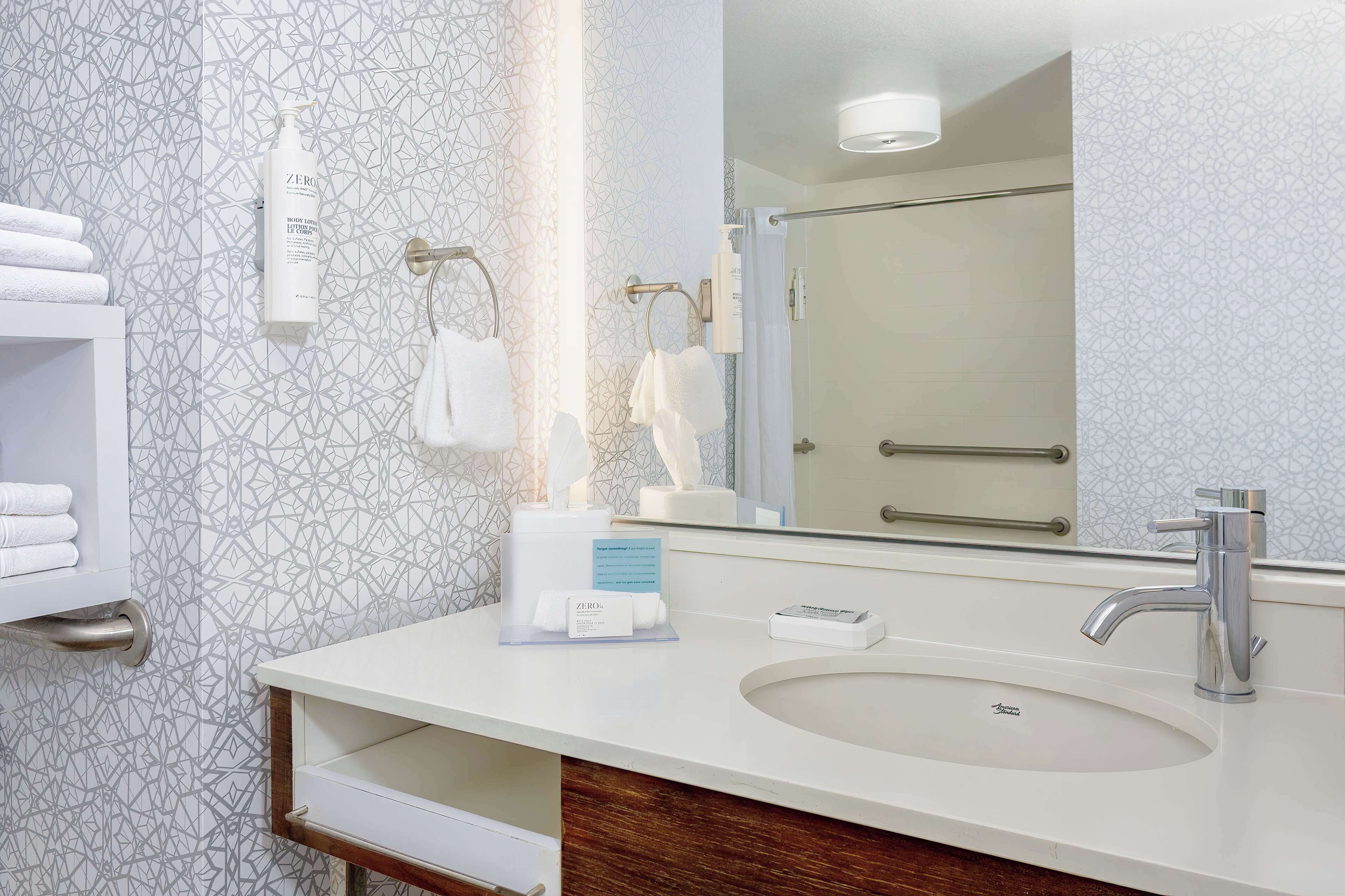 combined shower/bathtub, hydromassage showerhead, free toiletries