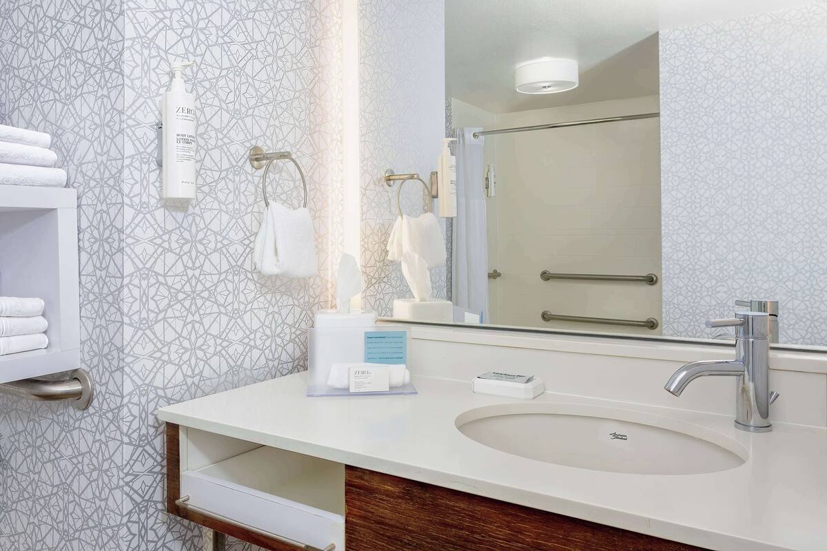 combined shower/bathtub, hydromassage showerhead, free toiletries