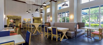 แฮมป์ตัน อินน์แอนด์สวีทส์ แทลลาแฮสซี ไอ-10/ถนนโธมัสวิลล์ รัฐฟลอริดา