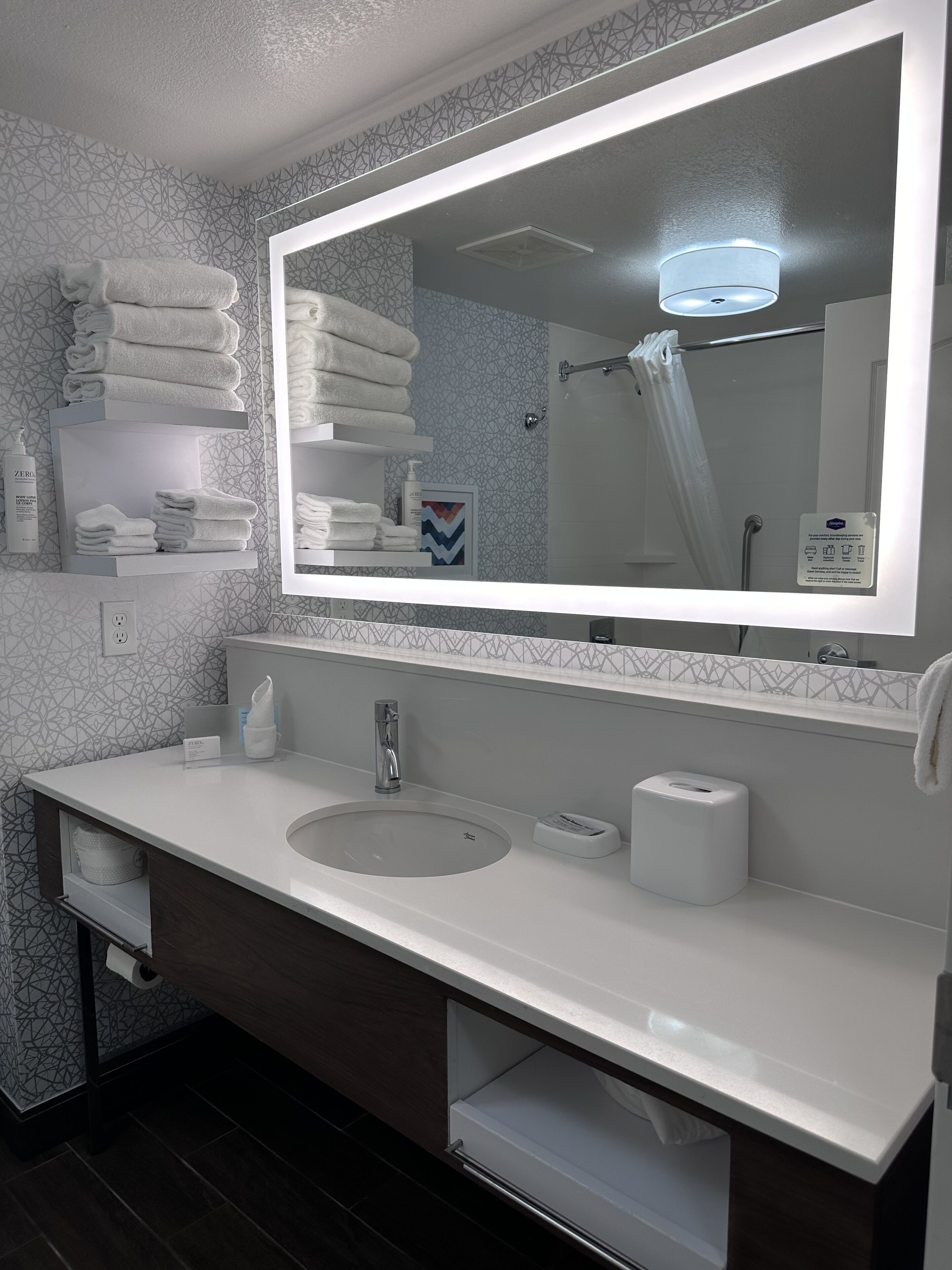 combined shower/bathtub, hydromassage showerhead, free toiletries