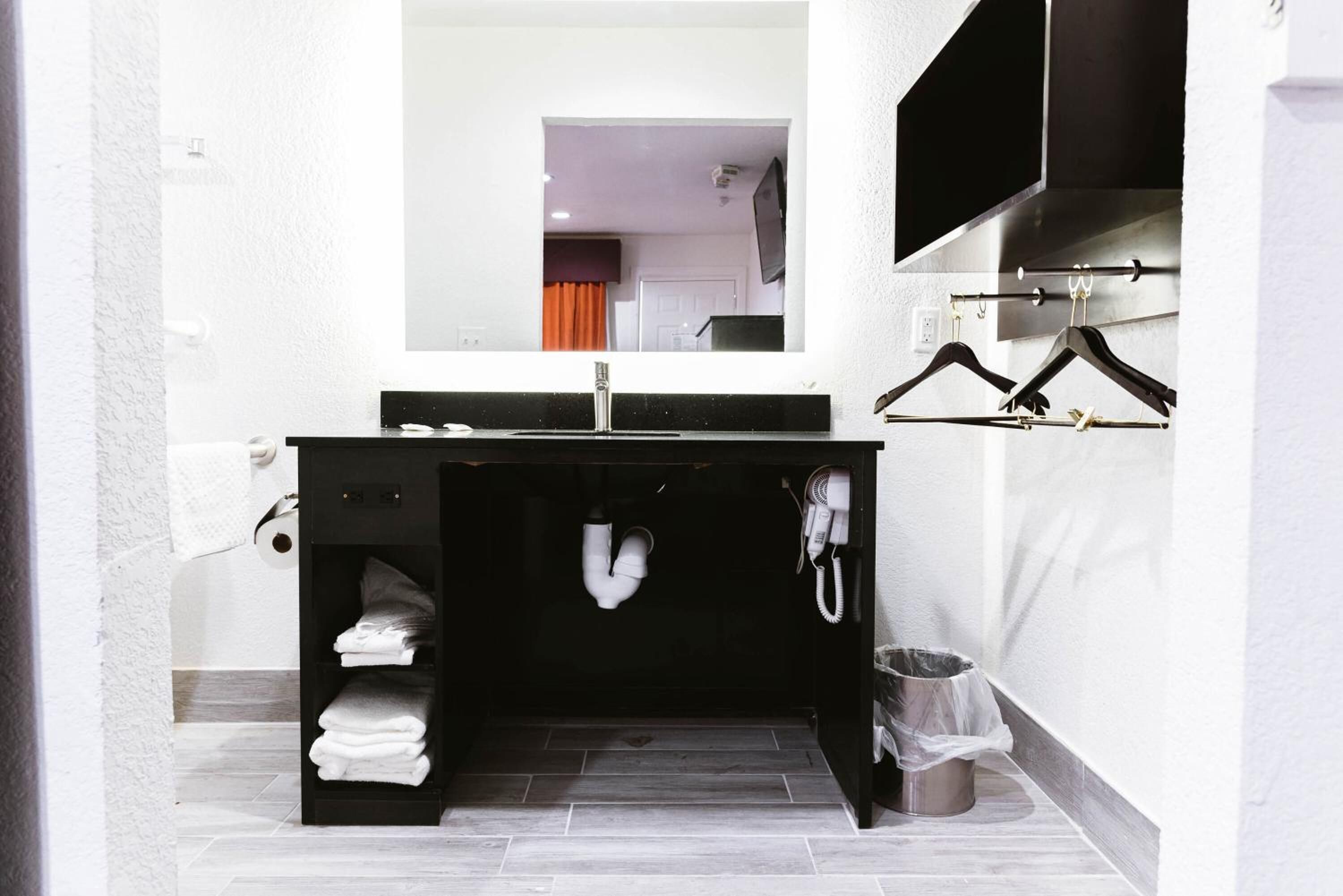 Combined shower/bathtub, towels