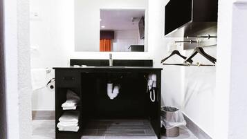 Combined shower/bathtub, towels