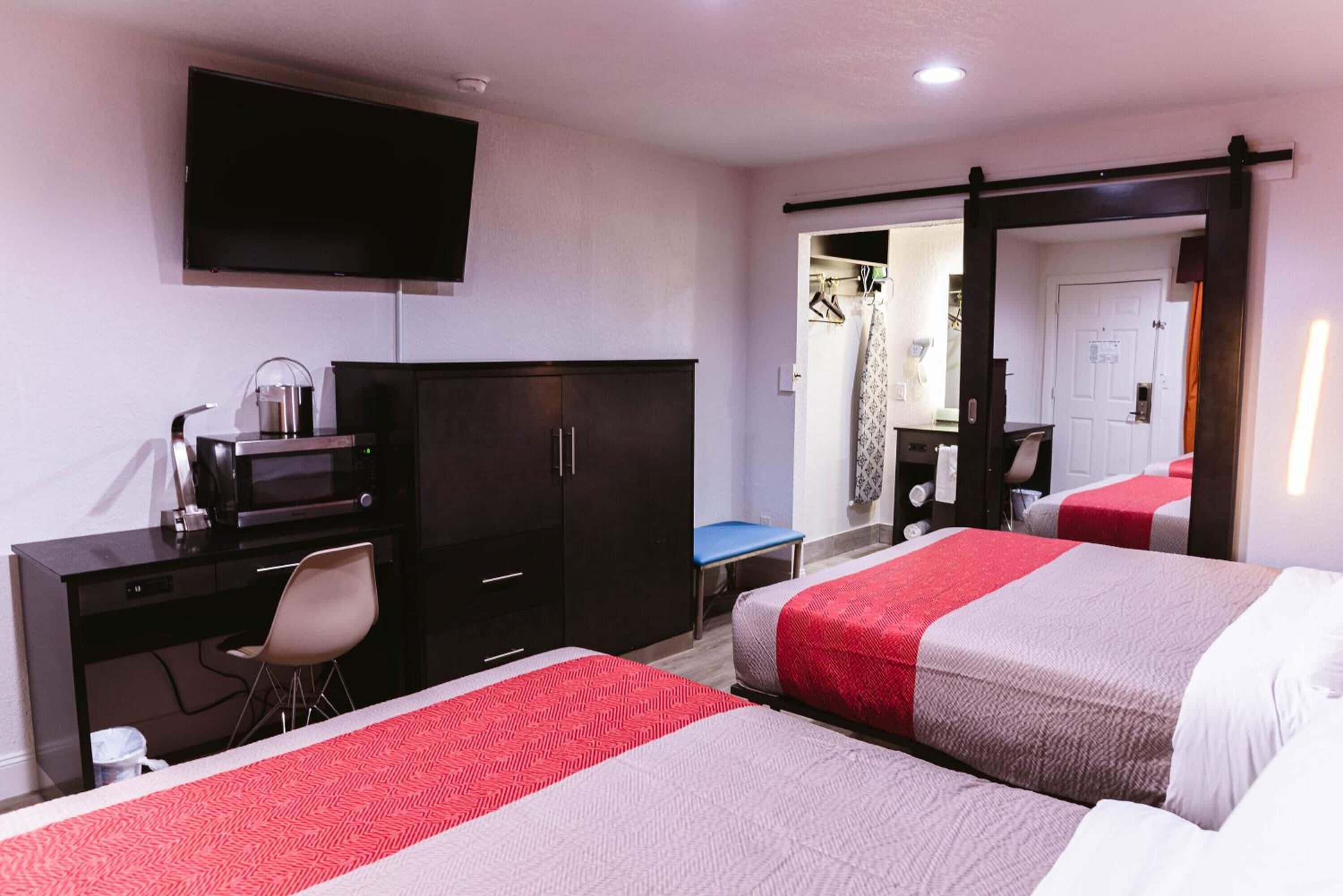 واي فاي مجانًا وملاءات أسرّة