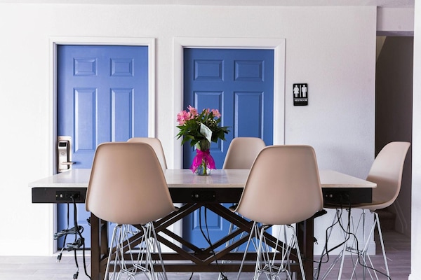 Frigobar y microondas