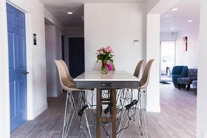 迷你冰箱、微波炉