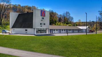 Vista frontal de la propiedad