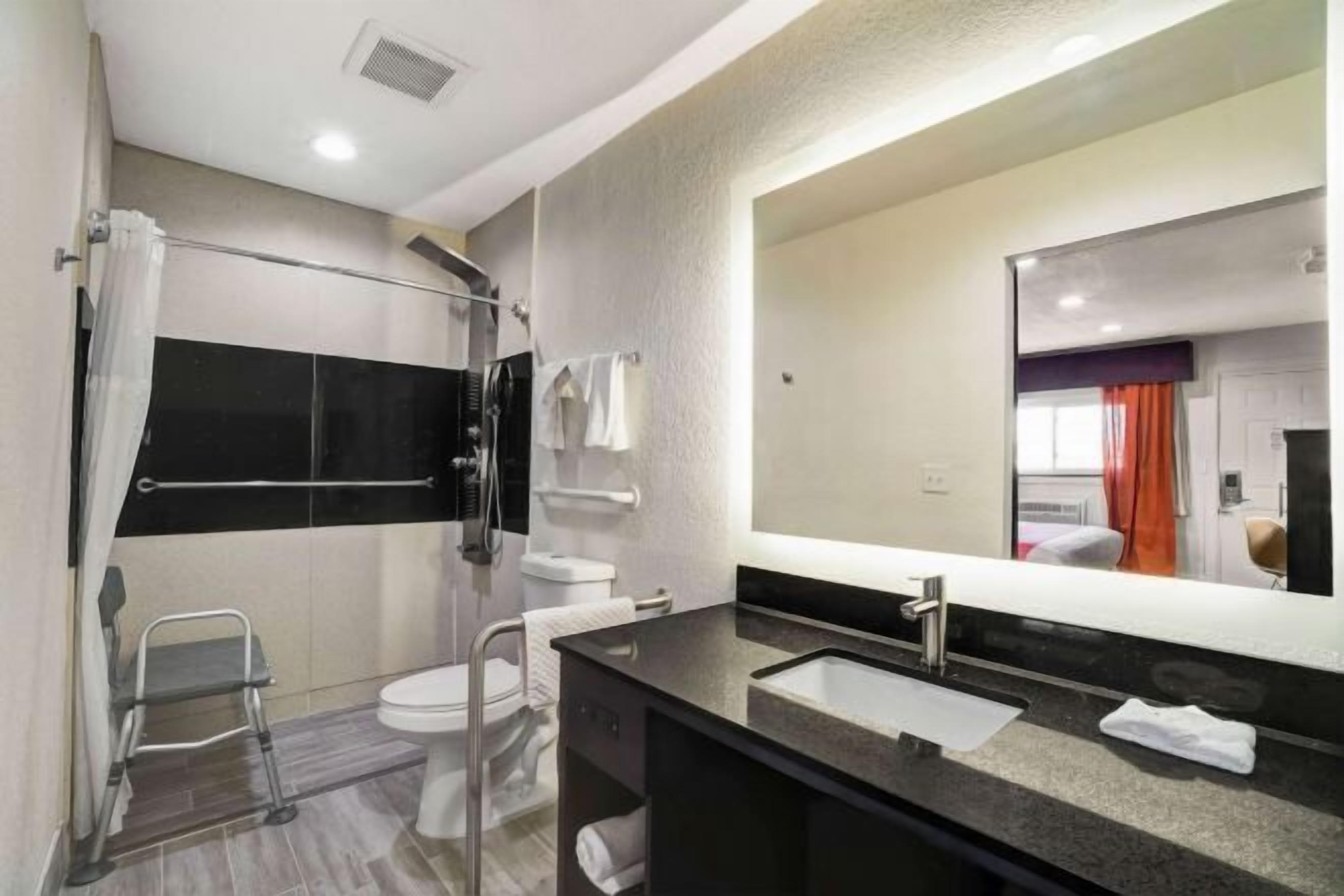 Combined shower/bathtub, towels