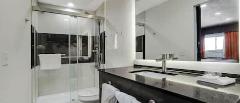 Combined shower/tub, towels