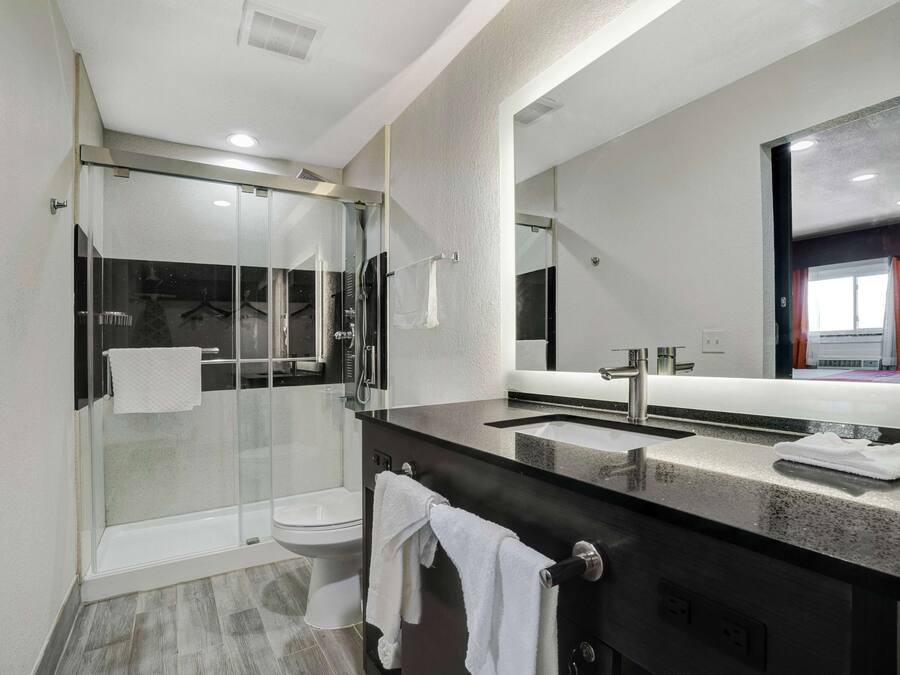 Ensemble douche/baignoire, serviettes fournies
