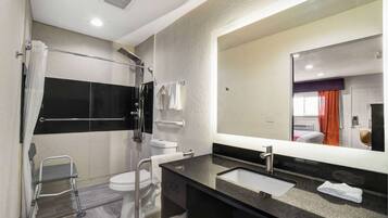 Combined shower/tub, towels