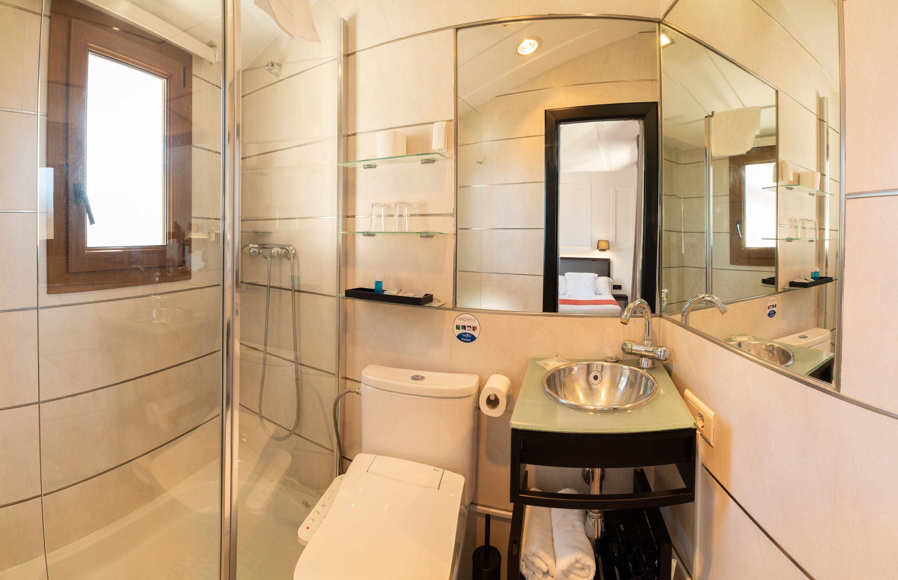 junior suite (studio gomérez) | bathroom | shower, free toiletries, hair dryer, towels