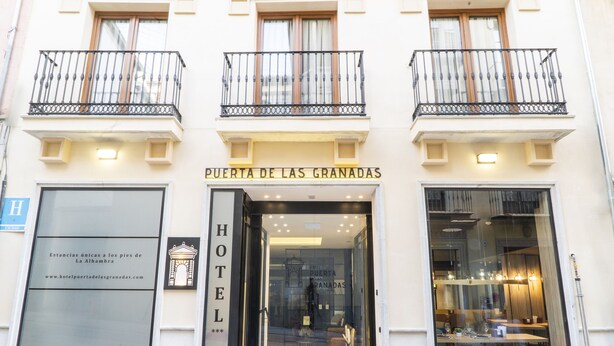 Entrada de hotel con un letrero que dice "Puerta de las Granadas".