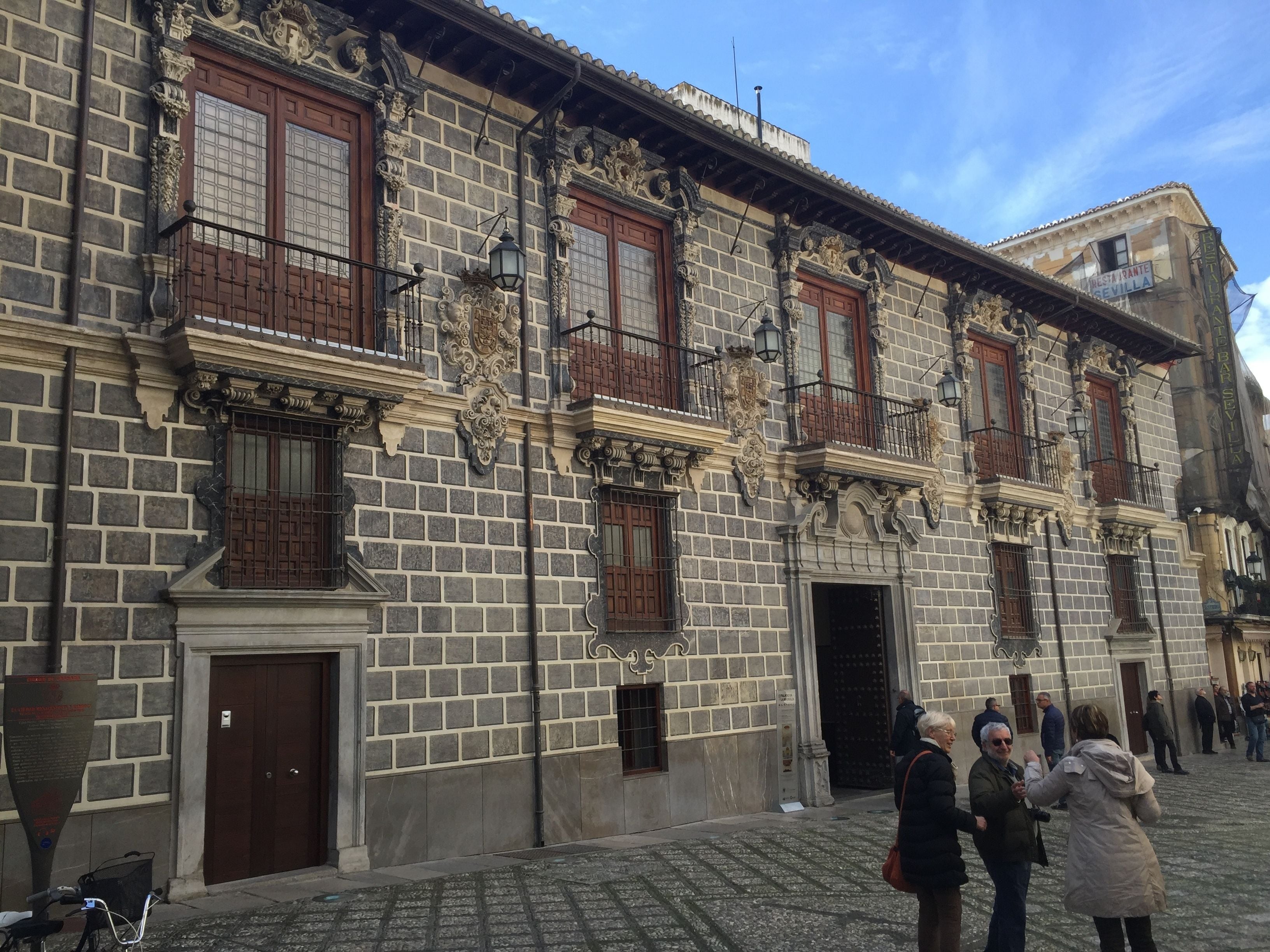 Un edificio histórico con balcones ornamentados y fachada de piedra.