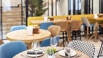 Se sirven almuerzos y cocina mediterránea (con mesas al aire libre)