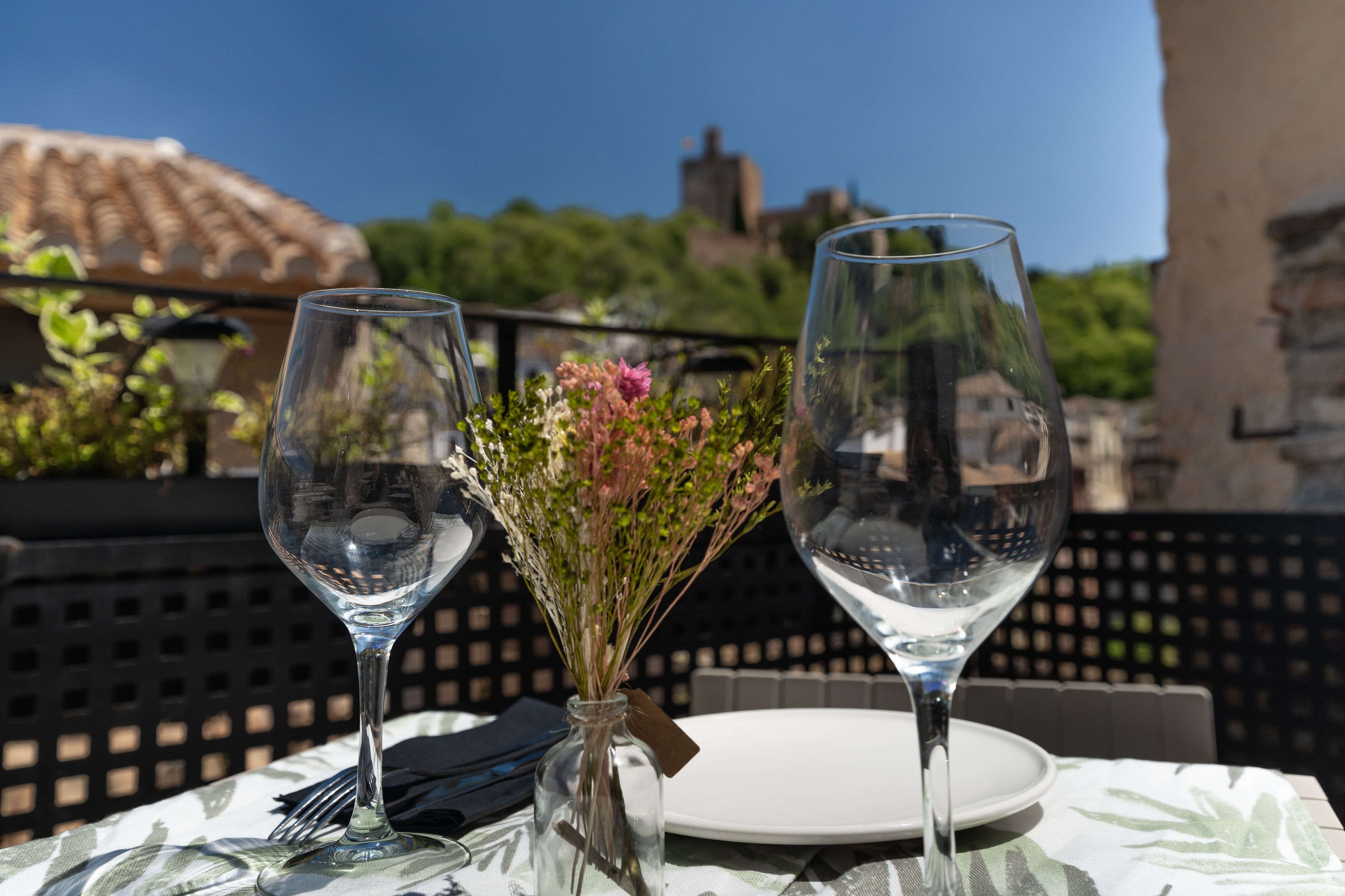 تقديم الغداء، أطباق البحر المتوسط، تناول الطعام في الهواء الطلق