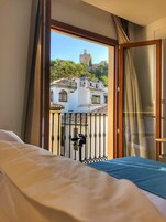 Superior Double Room with views to La Alhambra (Deluxe Alhambra) | Premium bedding, down comforters, memory foam beds, minibar