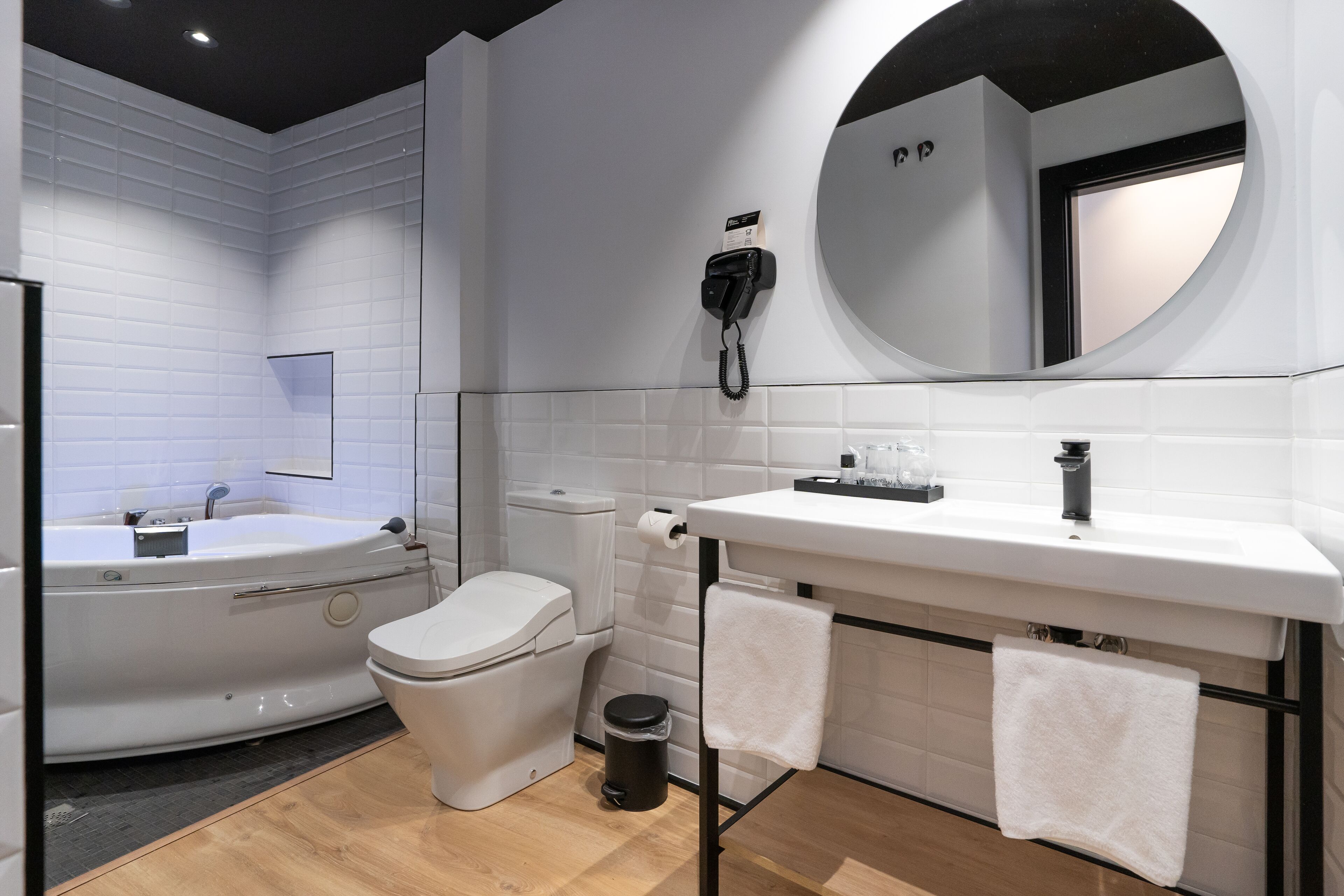 Un baño moderno con bañera, inodoro y lavamanos.