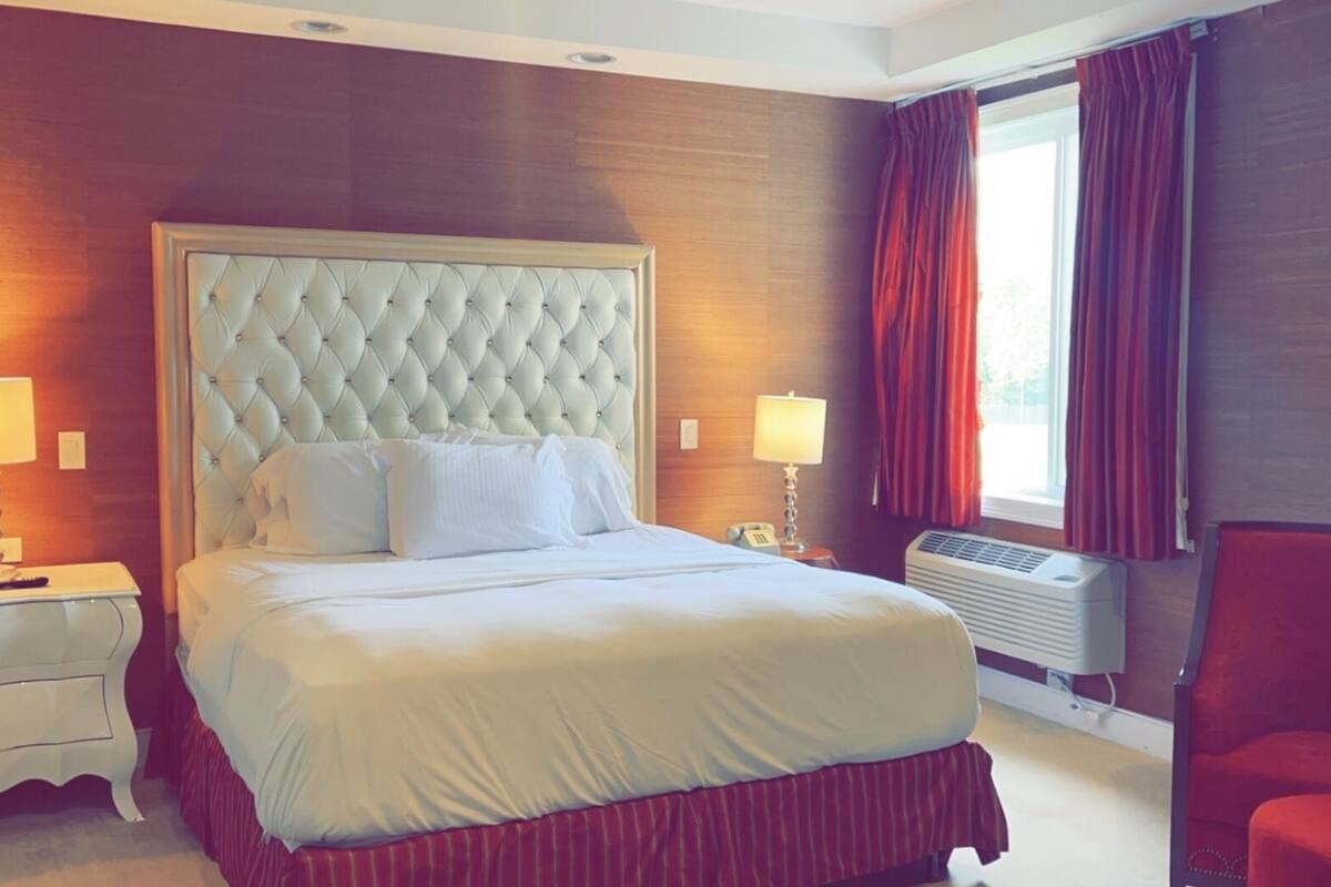 deluxe room, 1 king bed | iron/ironing board, free wifi, bed sheets, alarm clocks