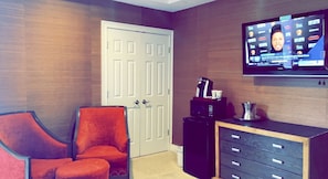 Deluxe Room, 1 King Bed | Iron/ironing board, free WiFi, bed sheets, alarm clocks - Rocky River Inn (New Milford)