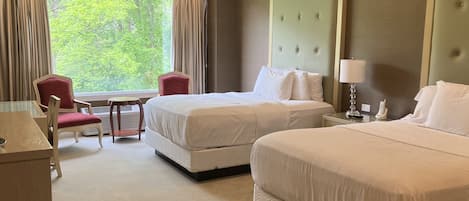 Deluxe kamer, 2 queensize bedden | Een strijkplank/strijkijzer, gratis wifi, beddengoed, een wekker